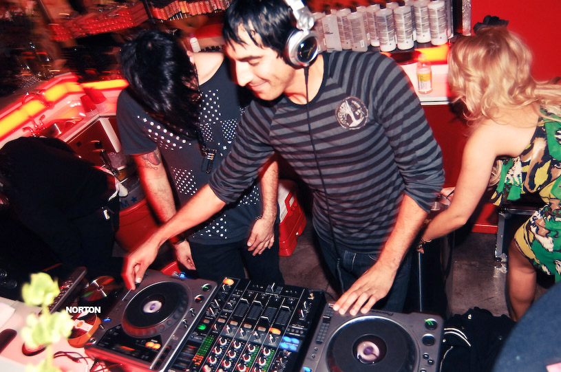 Disconnected Salon's Anniversary Party - U-31, photograph 16