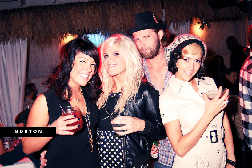 Neil's Birthday Soiree @ the Lei Lounge, photograph 25