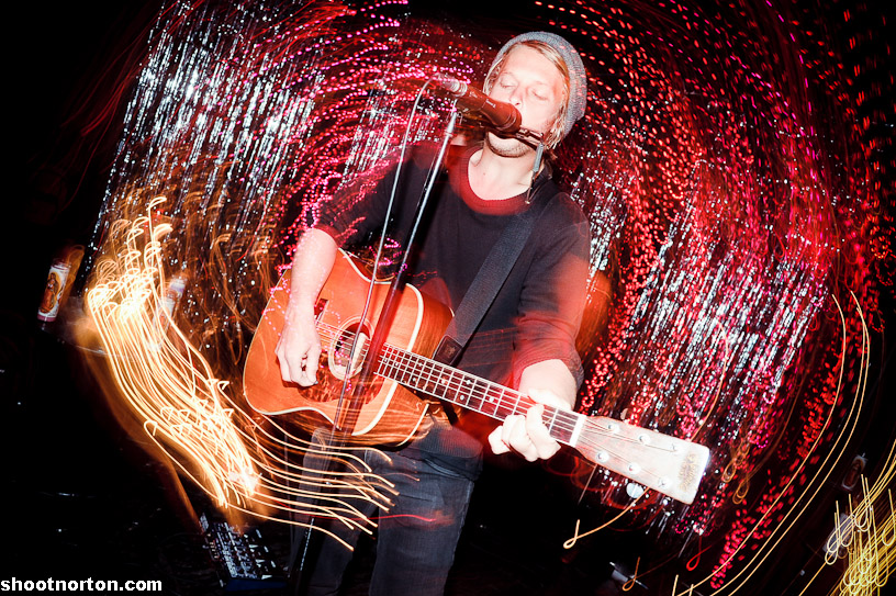 LESANDS + THE HOWLS @ Office Bar, photograph 1