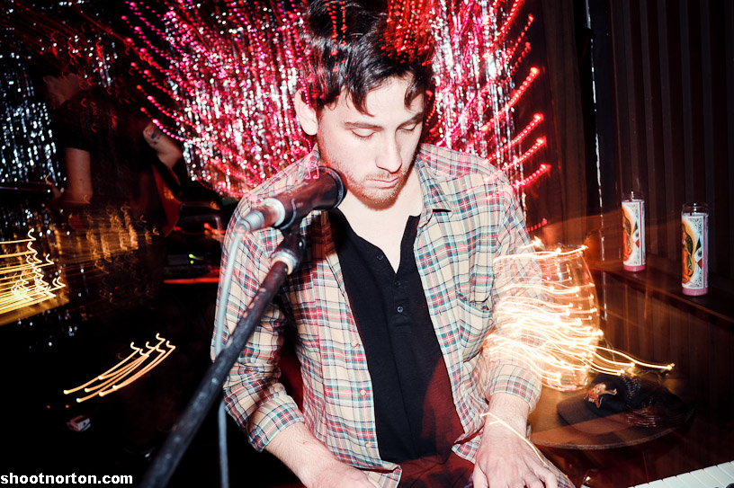 LESANDS + THE HOWLS @ Office Bar, photograph 3