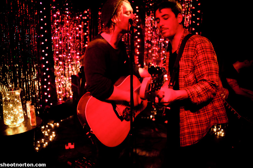 LESANDS + THE HOWLS @ Office Bar, photograph 5