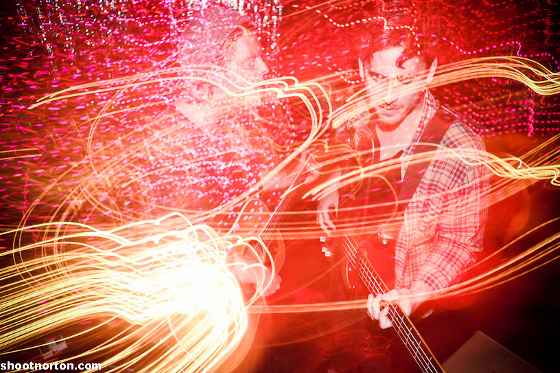 LESANDS + THE HOWLS @ Office Bar, photograph 6