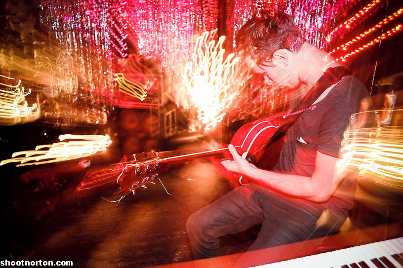 LESANDS + THE HOWLS @ Office Bar, photograph 7
