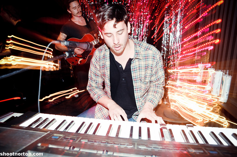 LESANDS + THE HOWLS @ Office Bar, photograph 8