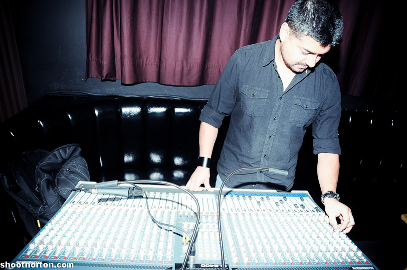 LESANDS + THE HOWLS @ Office Bar, photograph 15