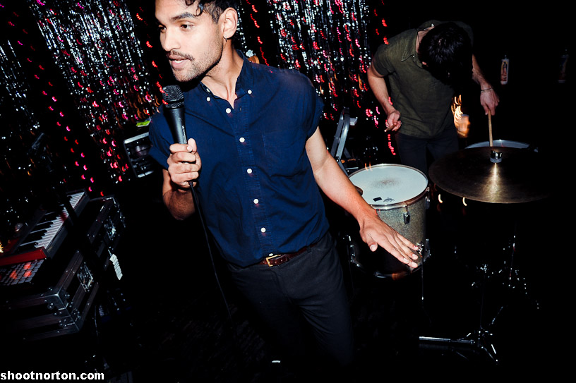 LESANDS + THE HOWLS @ Office Bar, photograph 16