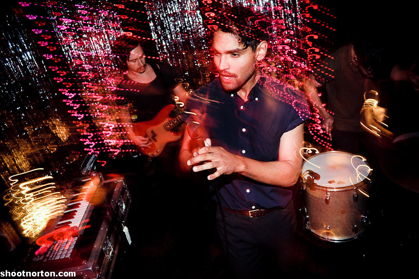 LESANDS + THE HOWLS @ Office Bar, photograph 17