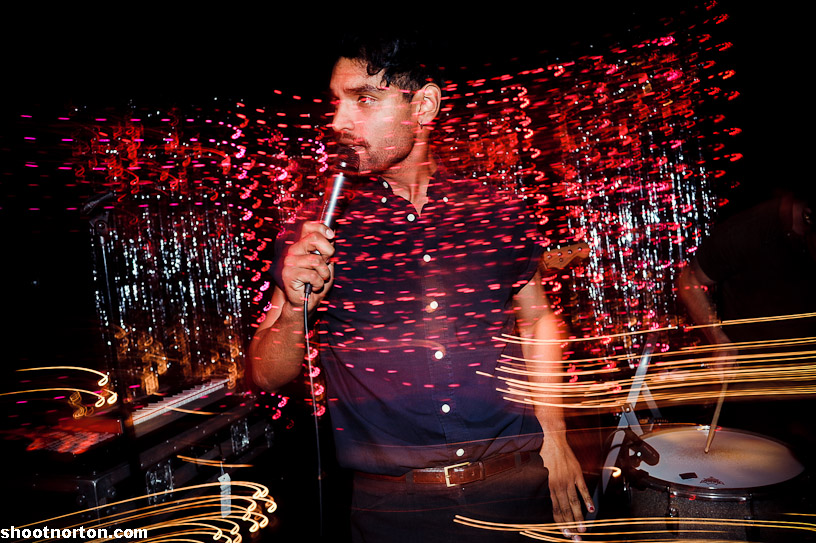 LESANDS + THE HOWLS @ Office Bar, photograph 18
