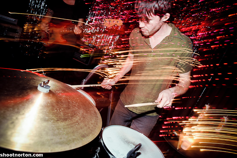 LESANDS + THE HOWLS @ Office Bar, photograph 19