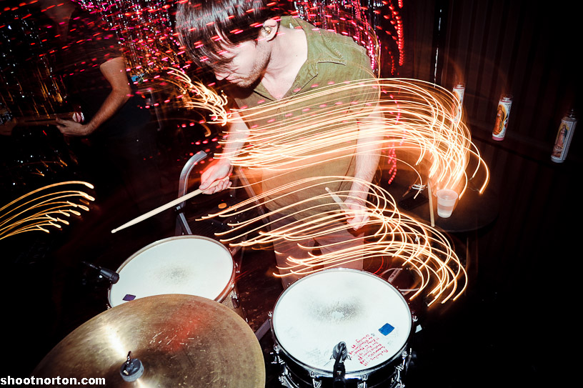 LESANDS + THE HOWLS @ Office Bar, photograph 20