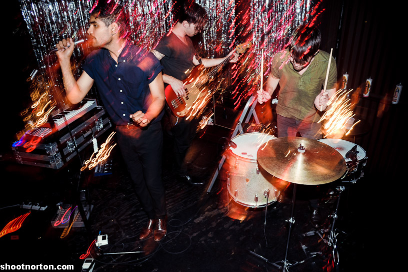 LESANDS + THE HOWLS @ Office Bar, photograph 24