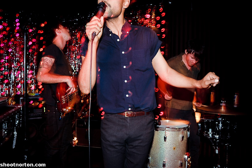 LESANDS + THE HOWLS @ Office Bar, photograph 25