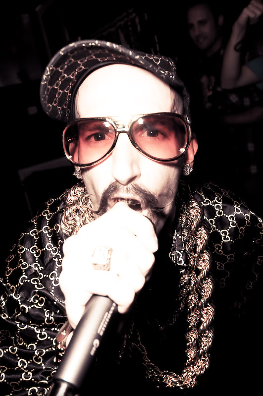 Microphone Mike @ Tin Can, photograph 1